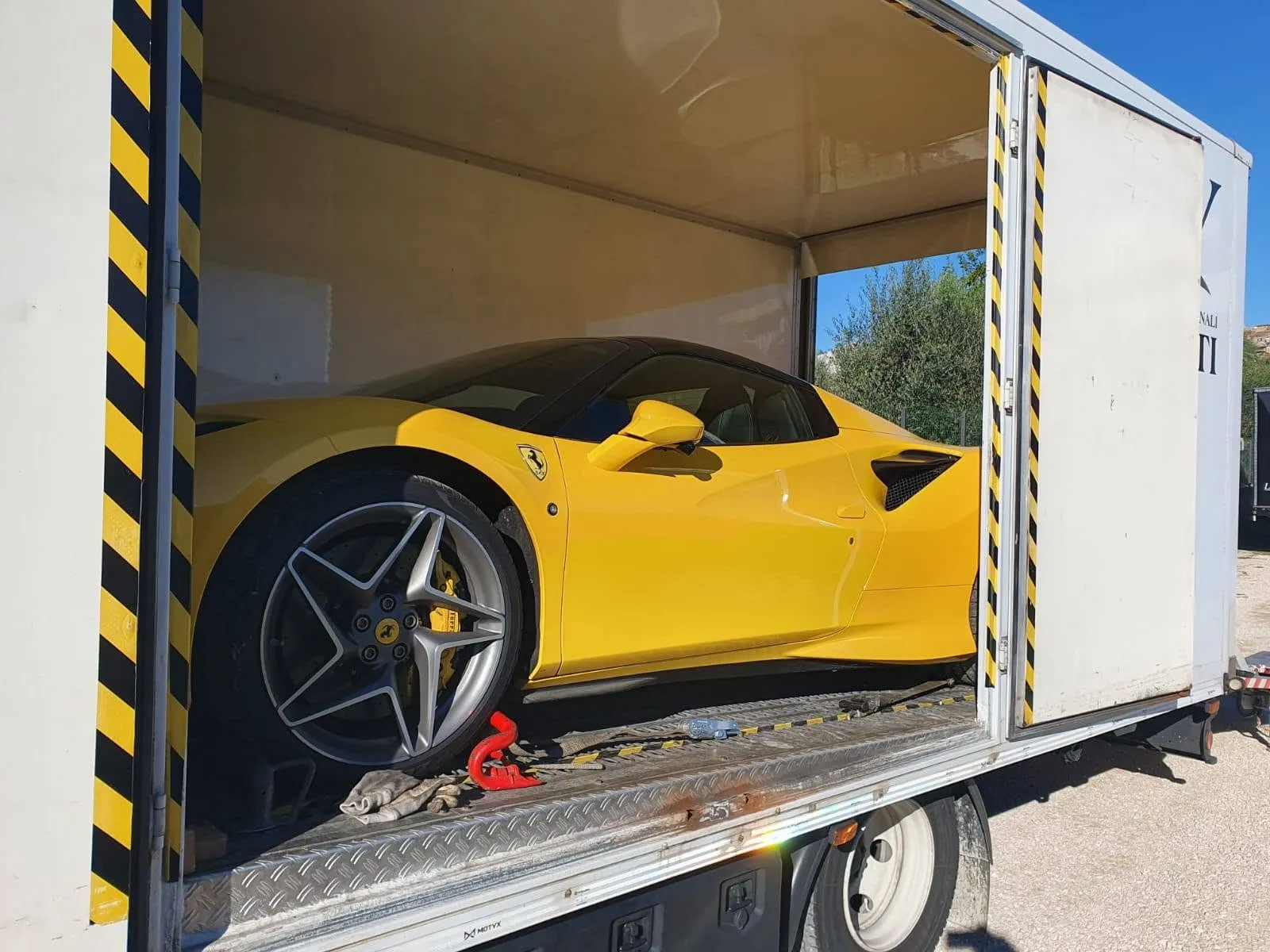Ferrari F8 Spider gialla caricata nel furgone chiuso Lory Trasporti